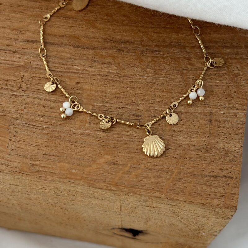 Bracelet lopa en acier inoxydable doré breloques coquillage pastilles martelées et perles taille ajustable collection jolie demoiselle