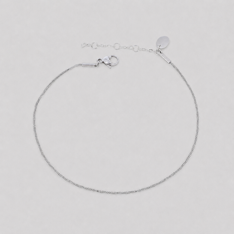 Bijou pour homme unisexe fin et minimaliste. Le bracelet est en acier inoxydable argenté.