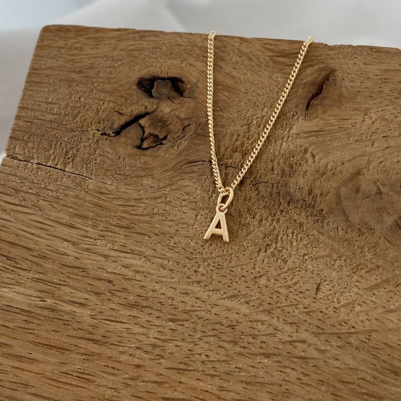 Bijou collection homme. Collier en plaqué or à personnaliser avec une initiale.