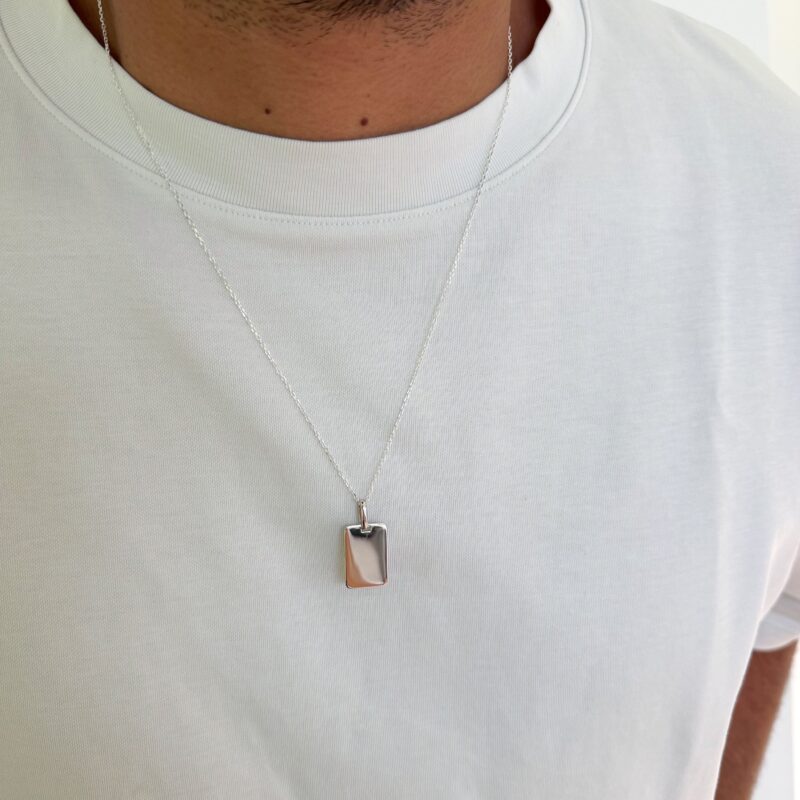 Collier en argent 925 décoré d'un médaillon rectangulaire.