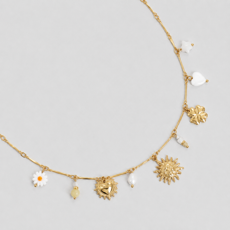 Collier pour femme tendance en acier inoxydable doré décoré de petites breloques et pampilles tendances.