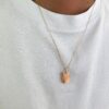 Collier en plaqué or 3 microns 18 carats qui se compose d'une chaîne et d'un pendentif rectangulaire style militaire. Bijou collection homme.
