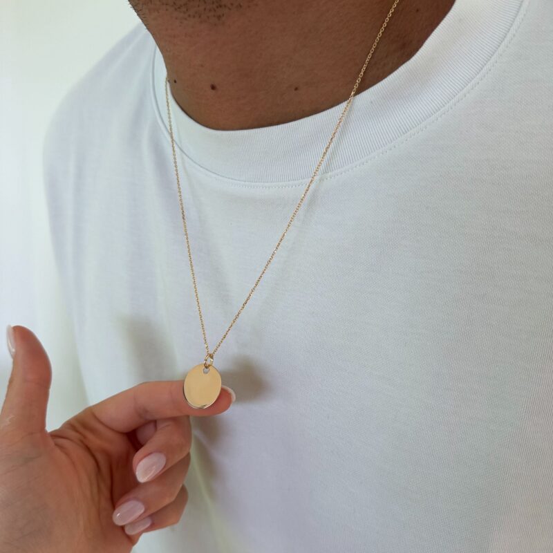 Collier en plaqué or pour homme décoré d'un médaillon rond.