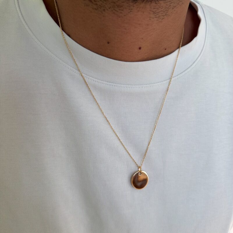 Collier pour homme en plaqué or 3 micron 18 carats qui se compose d'une chaîne et d'un médaillon rond à personnaliser avec une gravure.