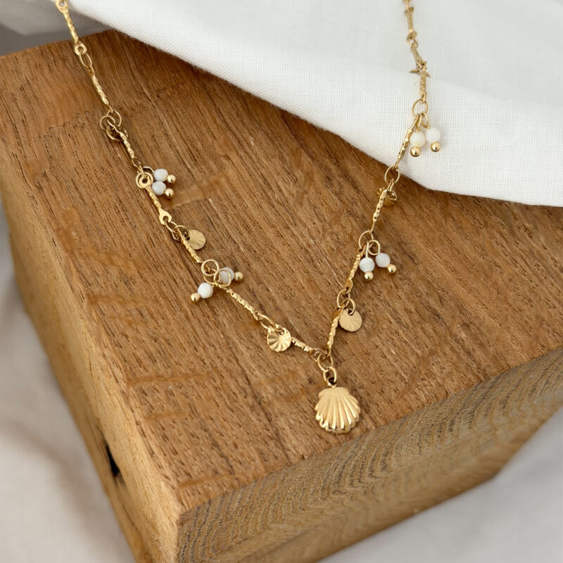 Collier Lopa bijou en acier inoxydable doré pour femme décoré de perles et d'un coquillage collection été pour femme jolie demoiselle shop